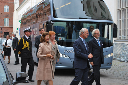 Ruotsin kuninkaalliset ja Suomen presidentti astuvat Tokeen luxusbussista 2009